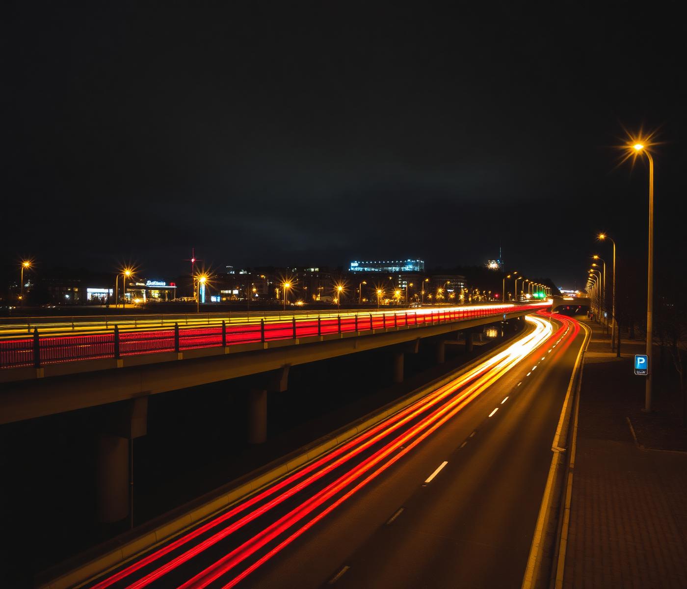 Urbane Nachtaufnahme mit Lichtspuren als Symbol für die Anfahrt nach Essen